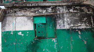 Topçu ateşinin ardından yanan bir binanın ön cephesi. Borodyanka 'daki binaların çoğu ya tahrip edildi ya da tamir edilemez şekilde hasar gördü. Şehir, sivil hedefleri vurmak için Rus topçuları tarafından bombalandı. Bu bir savaş suçudur.