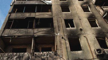 Topçu ateşinin ardından yanan bir binanın ön cephesi. Borodyanka 'daki binaların çoğu ya tahrip edildi ya da tamir edilemez şekilde hasar gördü. Şehir, sivil hedefleri vurmak için Rus topçuları tarafından bombalandı. Bu bir savaş suçudur.