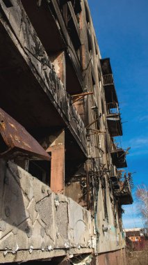 Topçu ateşinin ardından yanan bir binanın ön cephesi. Borodyanka 'daki binaların çoğu ya tahrip edildi ya da tamir edilemez şekilde hasar gördü. Şehir, sivil hedefleri vurmak için Rus topçuları tarafından bombalandı. Bu bir savaş suçudur.