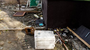 Topçu ateşi alan bir binanın enkazı. Borodyanka 'daki binaların çoğu ya tahrip edildi ya da tamir edilemez şekilde hasar gördü. Şehir, sivil hedefleri vurmak için Rus topçuları tarafından bombalandı. Bu bir savaş suçudur.