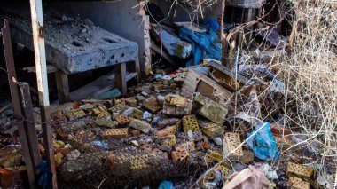 Topçu ateşi alan bir binanın enkazı. Borodyanka 'daki binaların çoğu ya tahrip edildi ya da tamir edilemez şekilde hasar gördü. Şehir, sivil hedefleri vurmak için Rus topçuları tarafından bombalandı. Bu bir savaş suçudur.