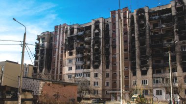 Topçu ateşi sonrasında yanan binaların panoramik görüntüsü. Irpin 'deki çoğu bina ya tahrip edildi ya da onarılamaz şekilde hasar gördü. Şehir Rus topçuları tarafından bombalandı ve Irpin muharebesinde birçok insan öldü. Bunlar savaş ganimetleri.