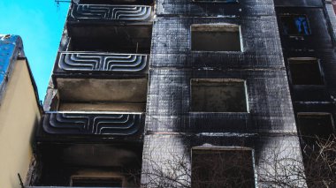 Topçu ateşi alan bir binanın ön cephesi. Irpin 'deki çoğu bina ya tahrip edildi ya da onarılamaz şekilde hasar gördü. Şehir Rus topçuları tarafından bombalandı ve Irpin muharebesinde birçok insan öldü. Bunlar savaş suçları.