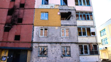 Topçu ateşinin ardından binanın ön cephesinde şarapnel parçaları bulundu. Irpin 'deki çoğu bina ya tahrip edildi ya da onarılamaz şekilde hasar gördü. Şehir Rus topçuları tarafından bombalandı ve Irpin muharebesinde birçok insan öldü. Bunlar savaş suçları.