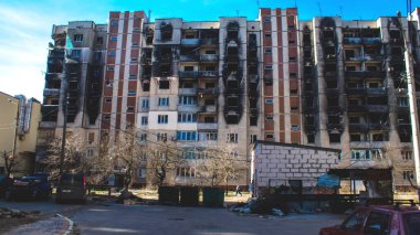 Topçu ateşi sonrasında yanan binaların panoramik görüntüsü. Irpin 'deki çoğu bina ya tahrip edildi ya da onarılamaz şekilde hasar gördü. Şehir Rus topçuları tarafından bombalandı ve Irpin muharebesinde birçok insan öldü. Bunlar savaş ganimetleri.