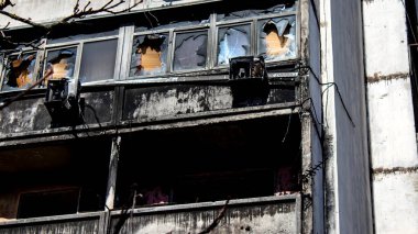 Topçu ateşi alan bir binanın ön cephesi. Irpin 'deki çoğu bina ya tahrip edildi ya da onarılamaz şekilde hasar gördü. Şehir Rus topçuları tarafından bombalandı ve Irpin muharebesinde birçok insan öldü. Bunlar savaş suçları.