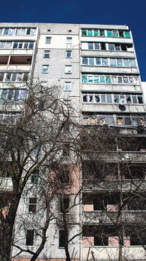 Topçu ateşinin ardından yanan bir binanın ön cephesi. Irpin 'deki çoğu bina ya tahrip edildi ya da onarılamaz şekilde hasar gördü. Şehir Rus topçuları tarafından bombalandı ve Irpin muharebesinde birçok insan öldü. Bunlar savaş suçları.