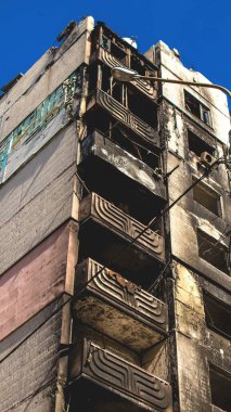 Topçu ateşinin ardından yanan bir binanın ön cephesi. Irpin 'deki çoğu bina ya tahrip edildi ya da onarılamaz şekilde hasar gördü. Şehir Rus topçuları tarafından bombalandı ve Irpin muharebesinde birçok insan öldü. Bunlar savaş suçları.