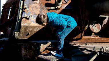 Ukraynalı çocuklar imha edilmiş Rus askeri teçhizatıyla eğleniyorlar, burayı oyun alanı olarak kullanıyorlar. Yok edilen Rus askeri teçhizat sergisi açık hava sergisi..