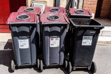 Reims, Fransa, 24 Mayıs 2024 Reims sokaklarında çöp konteynırı