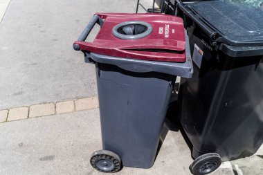 Reims, Fransa, 24 Mayıs 2024 Reims sokaklarında çöp konteynırı