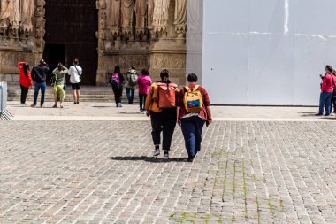 Reims, Fransa, 24 Mayıs 2024 Notre Dame de Reims Katedrali 'ni ziyaret eden turistler, Fransa' nın Büyük Doğu bölgesinde tarihi bir eser.