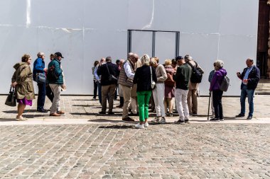 Reims, Fransa, 24 Mayıs 2024 Notre Dame de Reims Katedrali 'ni ziyaret eden turistler, Fransa' nın Büyük Doğu bölgesinde tarihi bir eser.