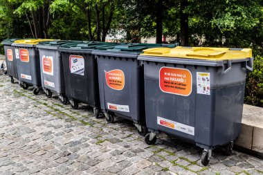 Reims, Fransa, 24 Mayıs 2024 Reims sokaklarında çöp konteynırı