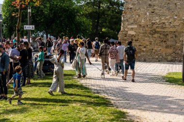 Reims, Fransa, 25 Mayıs 2024 Johanniques şenlikleri sırasında ortaçağ pazarında gezinen ziyaretçiler, Festival, Reims 'i İngilizceden kurtaran Joan of Arc' a saygılarını sunuyor.