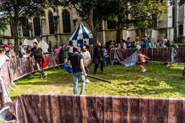 Reims, Fransa, 25 Mayıs 2024 Johannine şenlikleri sırasında Ortaçağ 'ın tarihi yeniden inşası, Festival, Reims' i İngilizceden kurtaran Jeanne d 'Arc' a saygılarını sundu.