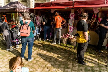 Reims, Fransa, 25 Mayıs 2024 Johanniques şenlikleri sırasında ortaçağ pazarında gezinen ziyaretçiler, Festival, Reims 'i İngilizceden kurtaran Joan of Arc' a saygılarını sunuyor.