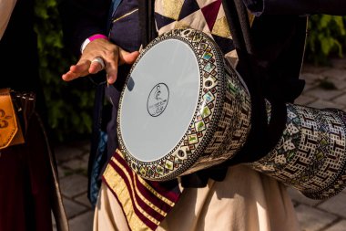 Reims, Fransa, 25 Mayıs 2024 Ortaçağ müzik grubunun müzisyeni Johanniques şenliklerinde konser veriyor, Festival, 1429 'da Reims' i İngilizceden kurtaran Joan of Arc 'a hürmetlerini sunuyor.