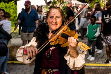 Reims, Fransa, 25 Mayıs 2024 Ortaçağ müzik grubunun müzisyeni Johanniques şenliklerinde konser veriyor, Festival, 1429 'da Reims' i İngilizceden kurtaran Joan of Arc 'a hürmetlerini sunuyor.
