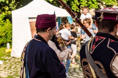 Reims, Fransa, 25 Mayıs 2024 Ortaçağ müzik grubunun müzisyeni Johanniques şenliklerinde konser veriyor, Festival, 1429 'da Reims' i İngilizceden kurtaran Joan of Arc 'a hürmetlerini sunuyor.