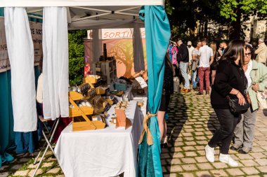Reims, Fransa, 25 Mayıs 2024 Johanniques şenlikleri sırasında ortaçağ pazarında gezinen ziyaretçiler, Festival, Reims 'i İngilizceden kurtaran Joan of Arc' a saygılarını sunuyor.