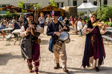 Reims, Fransa, 25 Mayıs 2024 Ortaçağ müzik grubunun müzisyeni Johanniques şenliklerinde konser veriyor, Festival, 1429 'da Reims' i İngilizceden kurtaran Joan of Arc 'a hürmetlerini sunuyor.