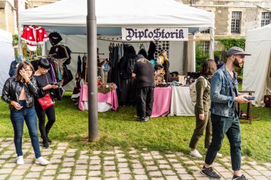 Reims, Fransa, 25 Mayıs 2024 Johanniques şenlikleri sırasında ortaçağ pazarında gezinen ziyaretçiler, Festival, Reims 'i İngilizceden kurtaran Joan of Arc' a saygılarını sunuyor.