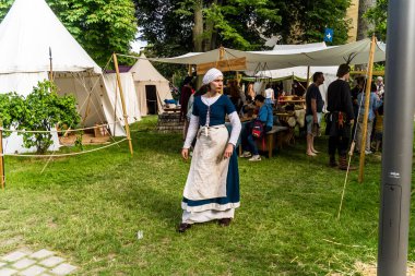 Reims, Fransa, 25 Mayıs 2024, Reims şehrinde düzenlenen Johanniques şenlikleri sırasında Orta Çağ 'ın kalbine ziyaretçileri taşıyan tarihi yeniden yapılanma ve gösteri