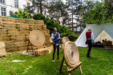 Reims, Fransa, 25 Mayıs 2024, Reims şehrinde düzenlenen Johanniques şenlikleri sırasında Orta Çağ 'ın kalbine ziyaretçileri taşıyan tarihi yeniden yapılanma ve gösteri