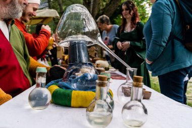 Reims, Fransa, 25 Mayıs 2024, Reims şehrinde düzenlenen Johanniques şenlikleri sırasında Orta Çağ 'ın kalbine ziyaretçileri taşıyan tarihi yeniden yapılanma ve gösteri