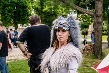 Reims, Fransa, 25 Mayıs 2024, Reims şehrinde düzenlenen Johanniques şenlikleri sırasında Orta Çağ 'ın kalbine ziyaretçileri taşıyan tarihi yeniden yapılanma ve gösteri