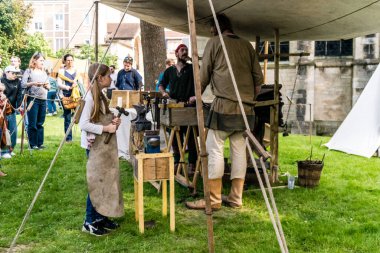 Reims, Fransa, 25 Mayıs 2024, Reims şehrinde düzenlenen Johanniques şenlikleri sırasında Orta Çağ 'ın kalbine ziyaretçileri taşıyan tarihi yeniden yapılanma ve gösteri