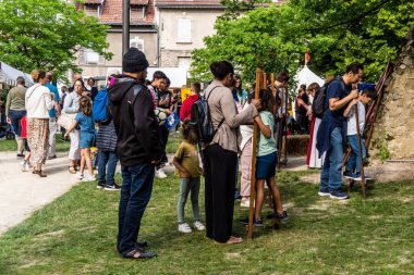 Reims, Fransa, 25 Mayıs 2024 Johanniques şenlikleri sırasında ortaçağ pazarında gezinen ziyaretçiler, Festival, Reims 'i İngilizceden kurtaran Joan of Arc' a saygılarını sunuyor.
