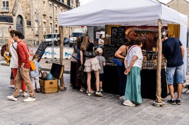 Reims, Fransa, 25 Mayıs 2024 Johanniques şenlikleri sırasında ortaçağ pazarında gezinen ziyaretçiler, Festival, Reims 'i İngilizceden kurtaran Joan of Arc' a saygılarını sunuyor.