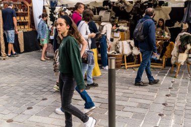 Reims, Fransa, 25 Mayıs 2024 Johanniques şenlikleri sırasında ortaçağ pazarında gezinen ziyaretçiler, Festival, Reims 'i İngilizceden kurtaran Joan of Arc' a saygılarını sunuyor.