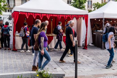 Reims, Fransa, 25 Mayıs 2024 Johanniques şenlikleri sırasında ortaçağ pazarında gezinen ziyaretçiler, Festival, Reims 'i İngilizceden kurtaran Joan of Arc' a saygılarını sunuyor.