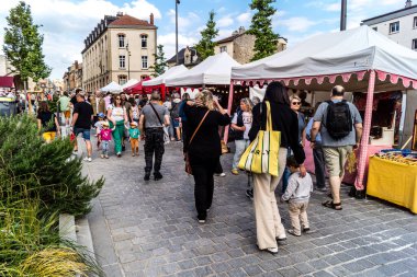 Reims, Fransa, 25 Mayıs 2024 Johanniques şenlikleri sırasında ortaçağ pazarında gezinen ziyaretçiler, Festival, Reims 'i İngilizceden kurtaran Joan of Arc' a saygılarını sunuyor.