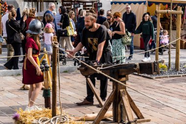 Reims, Fransa, 25 Mayıs 2024, Reims şehrinde düzenlenen Johanniques şenlikleri sırasında Orta Çağ 'ın kalbine ziyaretçileri taşıyan tarihi yeniden yapılanma ve gösteri