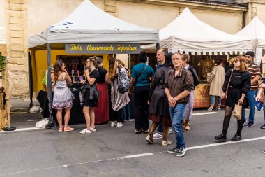 Reims, Fransa, 25 Mayıs 2024 Johanniques şenlikleri sırasında ortaçağ pazarında gezinen ziyaretçiler, Festival, Reims 'i İngilizceden kurtaran Joan of Arc' a saygılarını sunuyor.