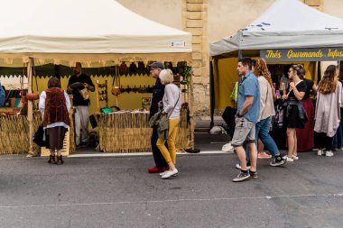 Reims, Fransa, 25 Mayıs 2024 Johanniques şenlikleri sırasında ortaçağ pazarında gezinen ziyaretçiler, Festival, Reims 'i İngilizceden kurtaran Joan of Arc' a saygılarını sunuyor.