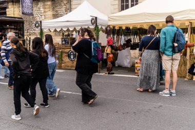 Reims, Fransa, 25 Mayıs 2024 Johanniques şenlikleri sırasında ortaçağ pazarında gezinen ziyaretçiler, Festival, Reims 'i İngilizceden kurtaran Joan of Arc' a saygılarını sunuyor.