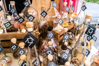 Reims, Fransa, 25 Mayıs 2024 Orta Çağ 'daki yaşamın tarihsel yeniden inşası olan Johannine şenlikleri için ortaçağ pazarında hazırlanmış rom satan sanatçılar.