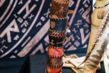 Reims, Fransa, 25 Mayıs 2024 Orta Çağ 'da Johanniques şenlikleri için ortaçağ pazarında deri ve ahşaptan yapılmış mallarını satan bir zanaatkar.