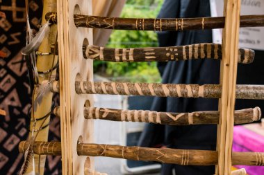 Reims, Fransa, 25 Mayıs 2024 Orta Çağ 'da Johanniques şenlikleri için ortaçağ pazarında deri ve ahşaptan yapılmış mallarını satan bir zanaatkar.