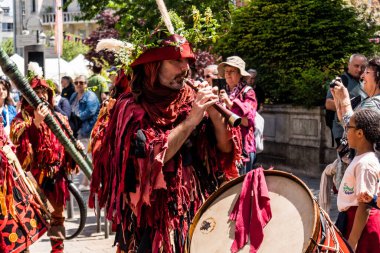 Reims, Fransa, 25 Mayıs 2024 Ortaçağ müzik grubunun müzisyeni Johanniques şenliklerinde konser veriyor, Festival, 1429 'da Reims' i İngilizceden kurtaran Joan of Arc 'a hürmetlerini sunuyor.