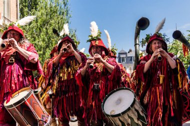 Reims, Fransa, 25 Mayıs 2024 Ortaçağ müzik grubunun müzisyeni Johanniques şenliklerinde konser veriyor, Festival, 1429 'da Reims' i İngilizceden kurtaran Joan of Arc 'a hürmetlerini sunuyor.