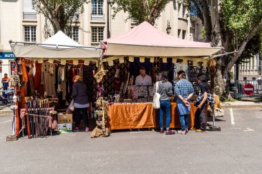 Reims, Fransa, 25 Mayıs 2024 Johanniques şenlikleri sırasında ortaçağ pazarında gezinen ziyaretçiler, Festival, Reims 'i İngilizceden kurtaran Joan of Arc' a saygılarını sunuyor.