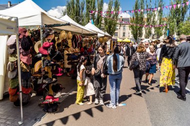 Reims, Fransa, 25 Mayıs 2024 Johanniques şenlikleri sırasında ortaçağ pazarında gezinen ziyaretçiler, Festival, Reims 'i İngilizceden kurtaran Joan of Arc' a saygılarını sunuyor.