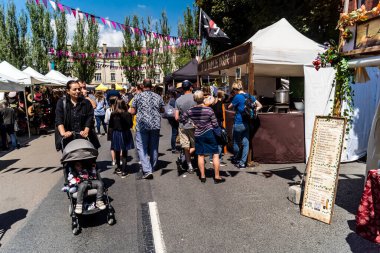 Reims, Fransa, 25 Mayıs 2024 Johanniques şenlikleri sırasında ortaçağ pazarında gezinen ziyaretçiler, Festival, Reims 'i İngilizceden kurtaran Joan of Arc' a saygılarını sunuyor.