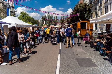 Reims, Fransa, 25 Mayıs 2024 Johanniques şenlikleri sırasında ortaçağ pazarında gezinen ziyaretçiler, Festival, Reims 'i İngilizceden kurtaran Joan of Arc' a saygılarını sunuyor.